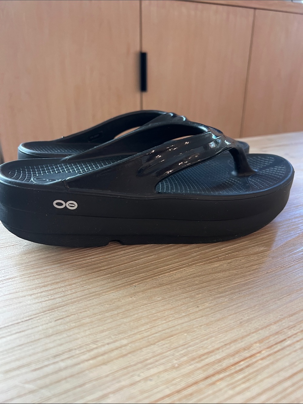 OOFOS Black Platform Thong Sandals shiny thong comfort shoe vn2207 - Picture 2 of 8